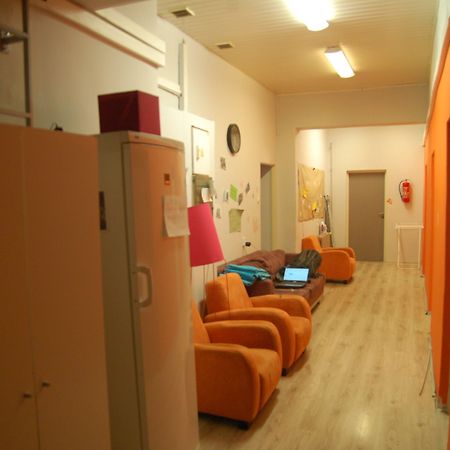 Hostel Family Erasmus Center Варшава Экстерьер фото